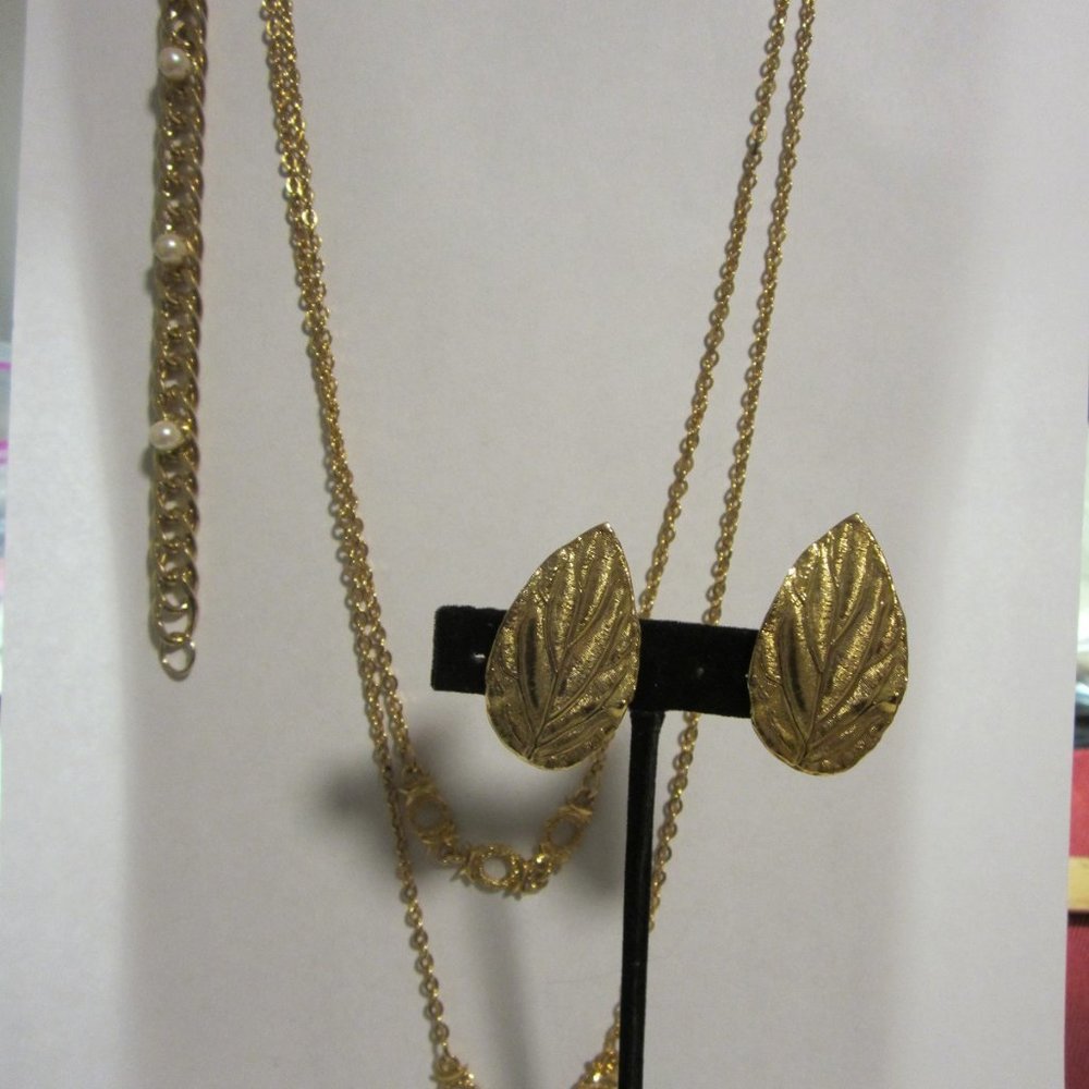 VINTAGE  Gold tone/Pearl Assemble